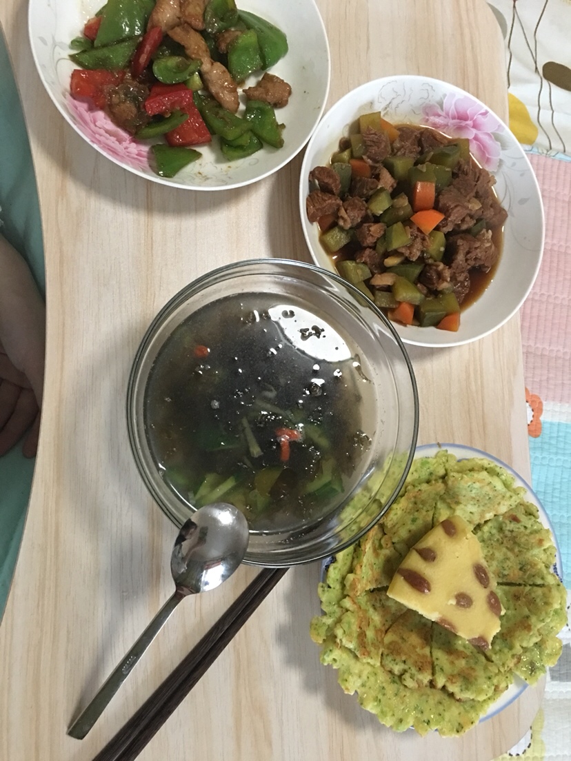 牛肉炖萝卜 西兰花饼 南瓜葡萄干发糕 紫菜黄瓜汤 双椒炒肉
