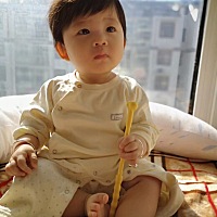 宝儿，你今天8个月了，时间过的真快，妈妈不想让你快点长大，希望你永远能依偎在妈妈的怀里，无忧无虑。