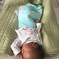 在医院能睡五个小时  现在两个小时一醒，醒了就要喝奶，睡觉睡稀碎，我居然还不瘦，这不科学啊୧😂୨