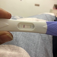备孕的妈妈们可以给看看这是怀了吗？9号排卵期今天晚上测了一下有一条不是很明显