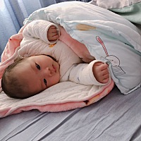 为什么宝宝每次吃完母乳睡着啦，放下了就醒了？求解求解