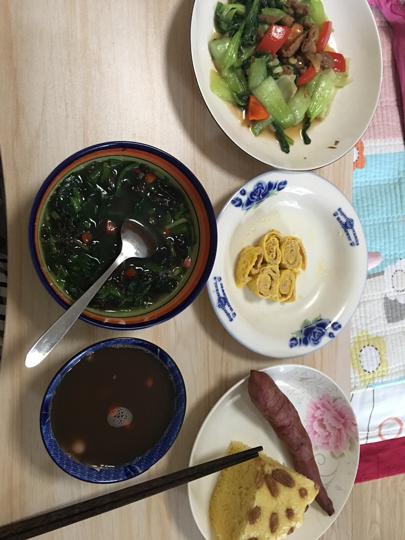 炒油菜 鸡蛋酿肉卷 菠菜紫菜汤 五红汤 地瓜 南瓜发糕