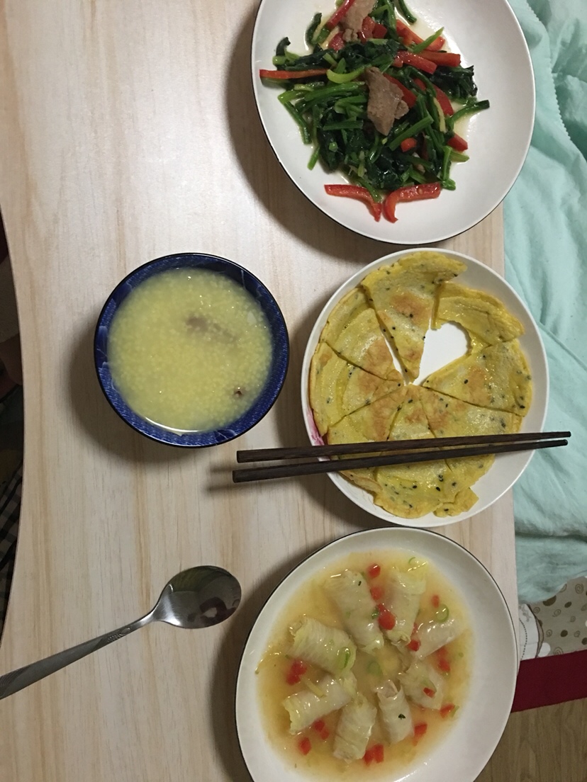 菠菜炒肉配红椒 小米山药大枣粥 鸡蛋黑芝麻饼 白菜酿肉卷
