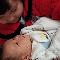 我二月一号生的老二妹妹，白天晚上都是吃了睡睡了吃两三个小时喂一次孩子睡我也睡基本上夜里都是三点多...