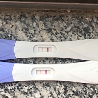 备孕怀孕的妈妈们我这应该可以确定怀孕了吧！9号排卵期上面那个是昨天晚上测的，下面那个是今天早上测的...
