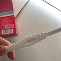 上个月16号来的大姨妈，目前都没来。第一张是昨天刚测的，有点浅，晚上就叫老公又买了一根，今早晨尿测...