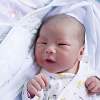宝宝现在四个半月了，足月生产，出生体重7斤三两。现在18.7斤。刚出生真的觉得好丑，现在长开了，这算不...