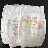 小孩吃人奶，为啥我小孩的粑粑都往后面拉的，经常都流到背上，你们有同款的吗