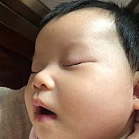 自从会翻身睡着了都在翻，有好几次翻都差点掉下床，今天一不注意就掉下床了，哭的稀里哗啦，后悔自己太...
