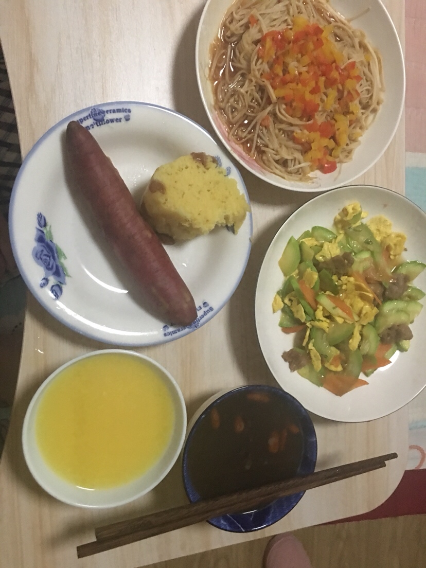 蒸金针菇（青红椒不辣的那种椒）西葫芦炒鸡蛋 南瓜发糕 地瓜 小碴子粥