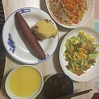 中午吃的是黄瓜鸡蛋木耳海参饺子，吃了15个，在喂奶就没有拍照片，家人喂着我吃的，冰箱还有12个，下回...