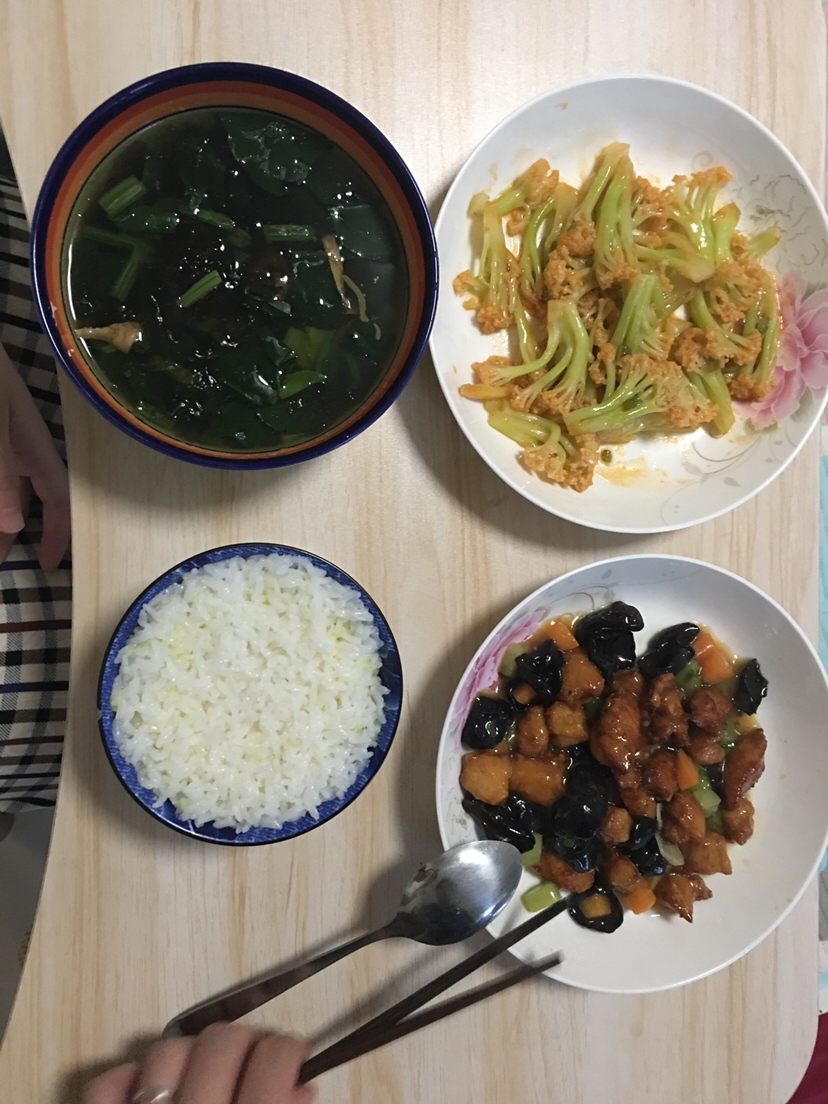 炒菜花 宫保鸡丁（炸过的鸡丁很软的那种 不能吃那种硬的） 菠菜紫菜汤 蒸米饭（要那种水大一点软一点的）