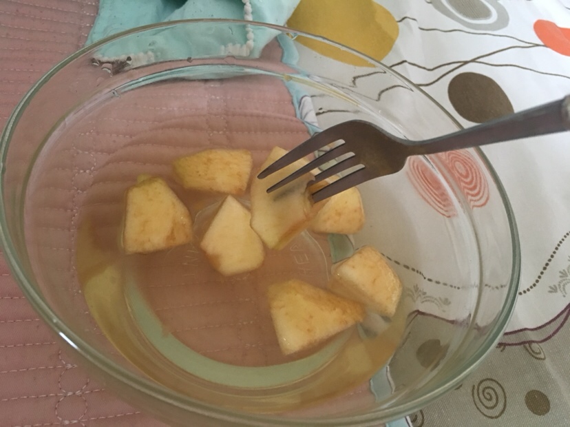 辅食：苹果（蒸锅或者热水冒过）