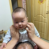 近十天左右，大人喂奶，吃奶不好好吃，分几次喂，自己边玩边吃才吃，这孩儿这么小就要自立😂……
