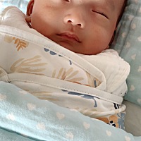 一波下去，一波又来了，家里为了他几乎不开空调了，小手都不热，怎么还长这么负担痘痘，脸上头皮里都是...