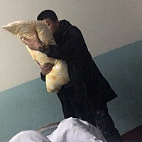 孩子爸爸很喜欢他女儿，很开心，两个宝宝都很好👍