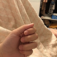 带娃的手。妇女的手