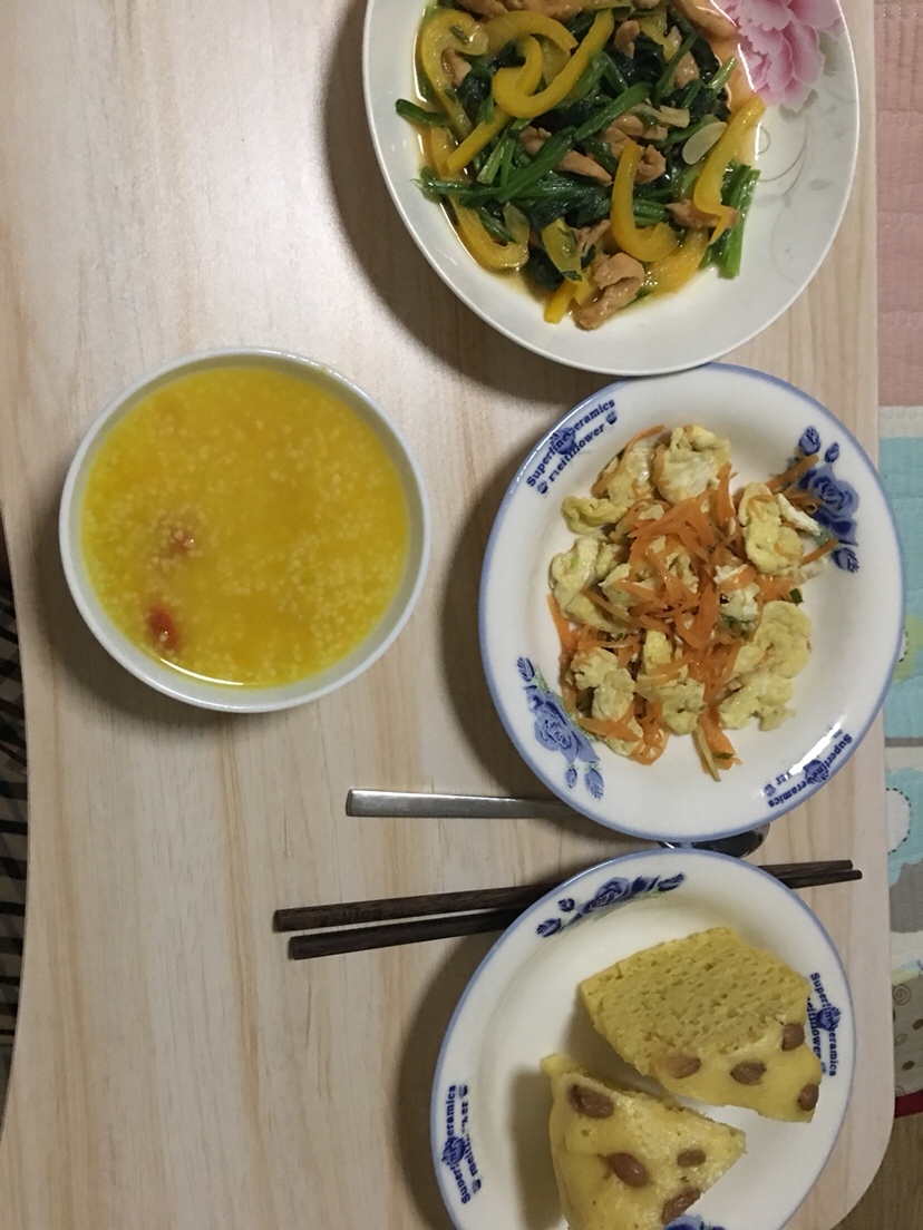 菠菜黄椒炒肉 鸡蛋炒胡萝卜 小米南瓜粥 南瓜发糕