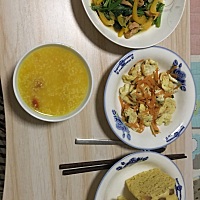 月子第十七天了，最近跟南瓜杠上了 菠菜黄椒炒肉 鸡蛋炒胡萝卜 小米南瓜粥 南瓜发糕 辅食：苹果（热水投...