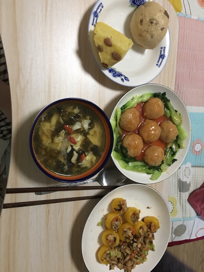 枣馒头 南瓜发糕 紫菜鸡蛋汤 豆腐肉丸加油菜 南瓜包（里面是炒的香菇和肉丁啥的）