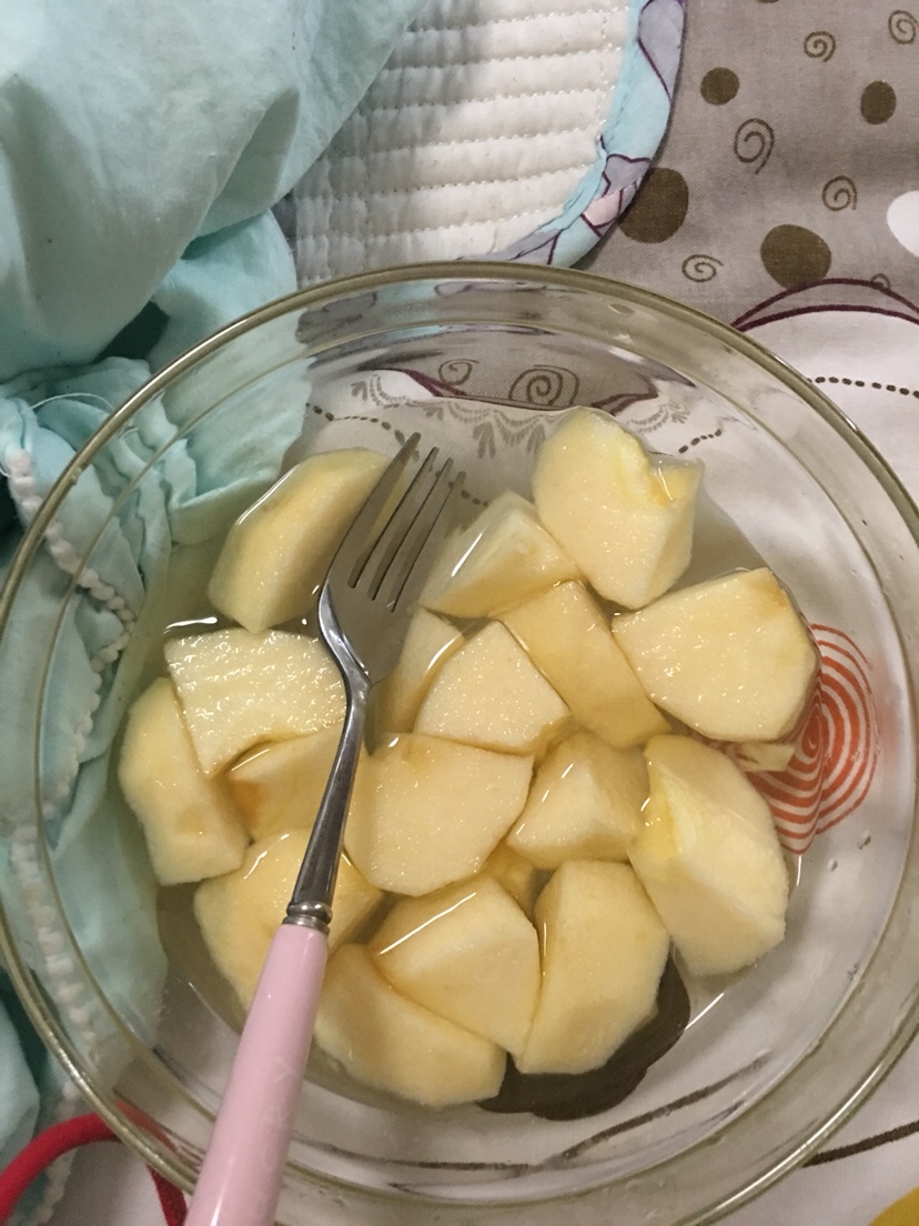 辅食：苹果（热水投过的，凉的不能吃）