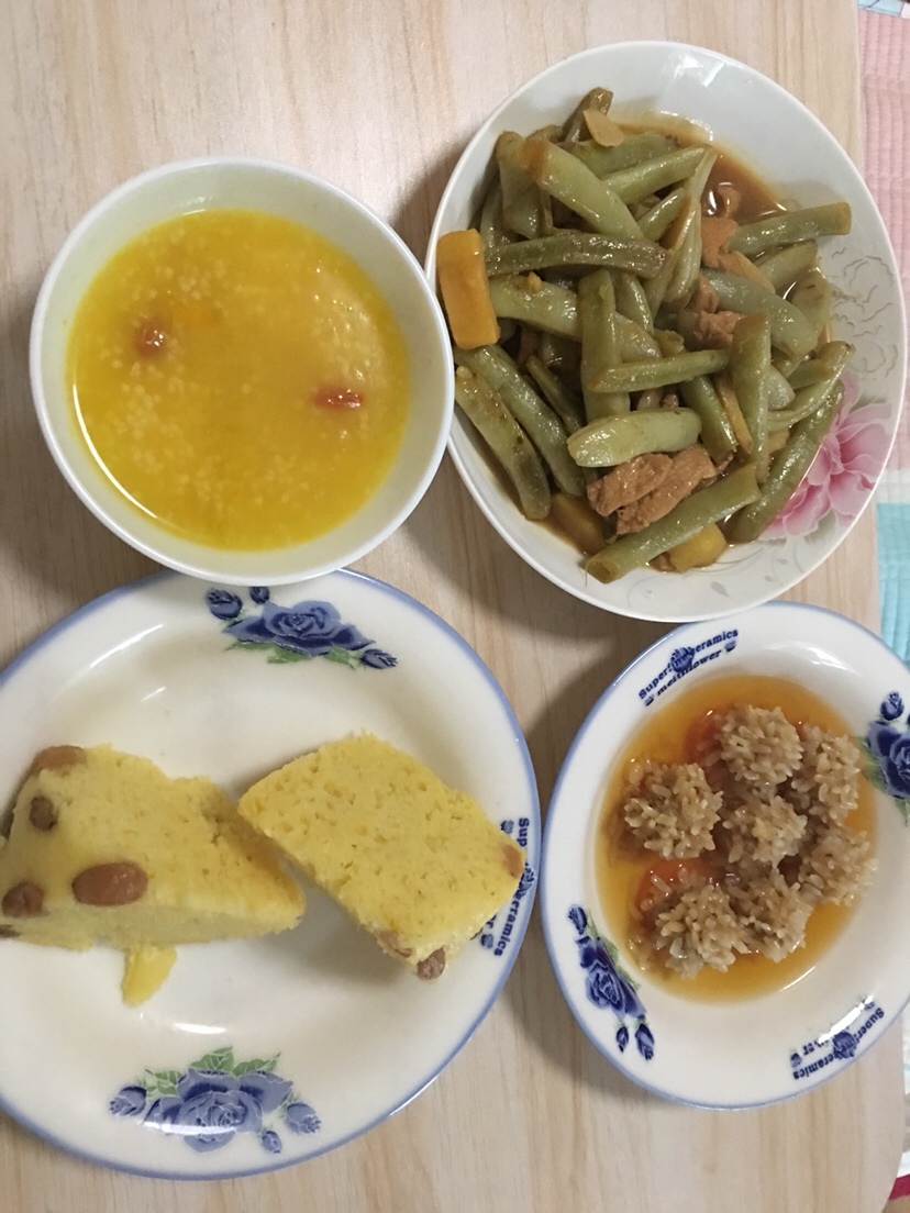 豆角炒肉加土豆 米蒸肉丸（爱吃的不要不要的）小米南瓜粥 南瓜发糕