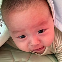 这个宝宝，今天晚上心情不好，蔫蔫的，也不怎么互动……