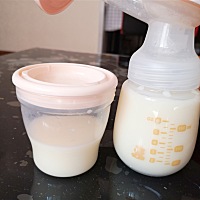 月子里乳头皲裂，给宝宝一直瓶喂，现在她只吃奶瓶不吃母乳咋办