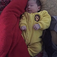 怎么逗都不笑，也不爱注视人 就喜欢往最亮的地方一直看