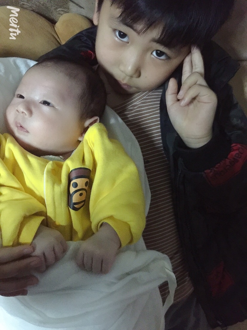 就喜欢往最亮的地方一直看