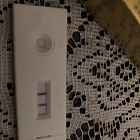 帮我看看这个结果是不是怀孕了 这是今早的结果 最后面一张是昨晚的 胸有一些疼痛 小腹类似大姨妈来的疼...