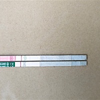 左边是测孕纸，右边是排卵试纸，能看见测孕试纸的灰印吗，亲们！