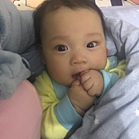宝宝爷爷总是想让孩子站立，宝宝也很开心，不知道对骨骼发育好不好，有点担心宝宝会螺旋腿。