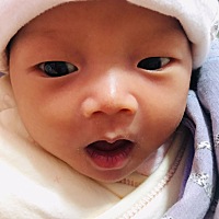 新生儿肺炎会有什么症状呀，天天嘴巴吐泡泡，这两天有点吐奶，今天咳嗽了一下，好怕呀。现在去医院又不方便