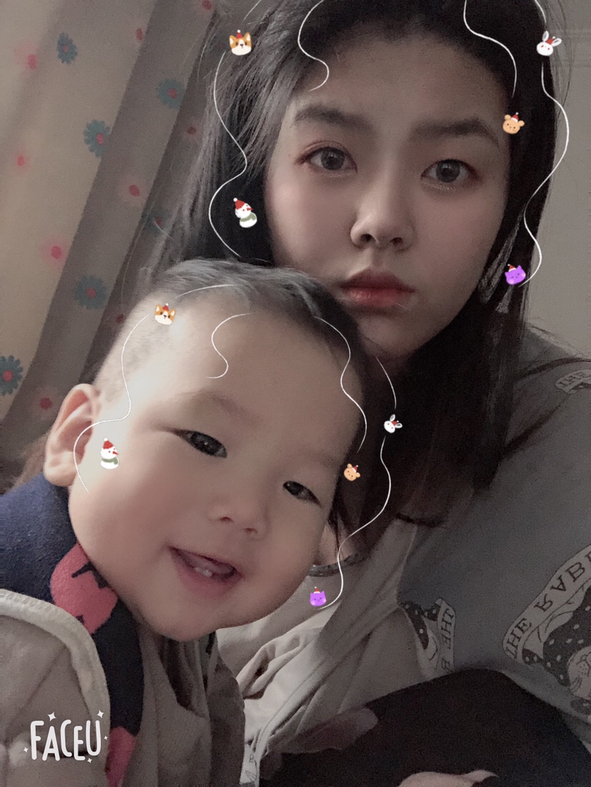 纯母乳喂养 三个多月会翻身 五个多月会坐 六个多月会爬 七个月能扶东西站 八个多月能独立站 九个多月能迈步 快十一个月就走的很稳了 现在马上13个月了 还会了很多技能 安安加油💪