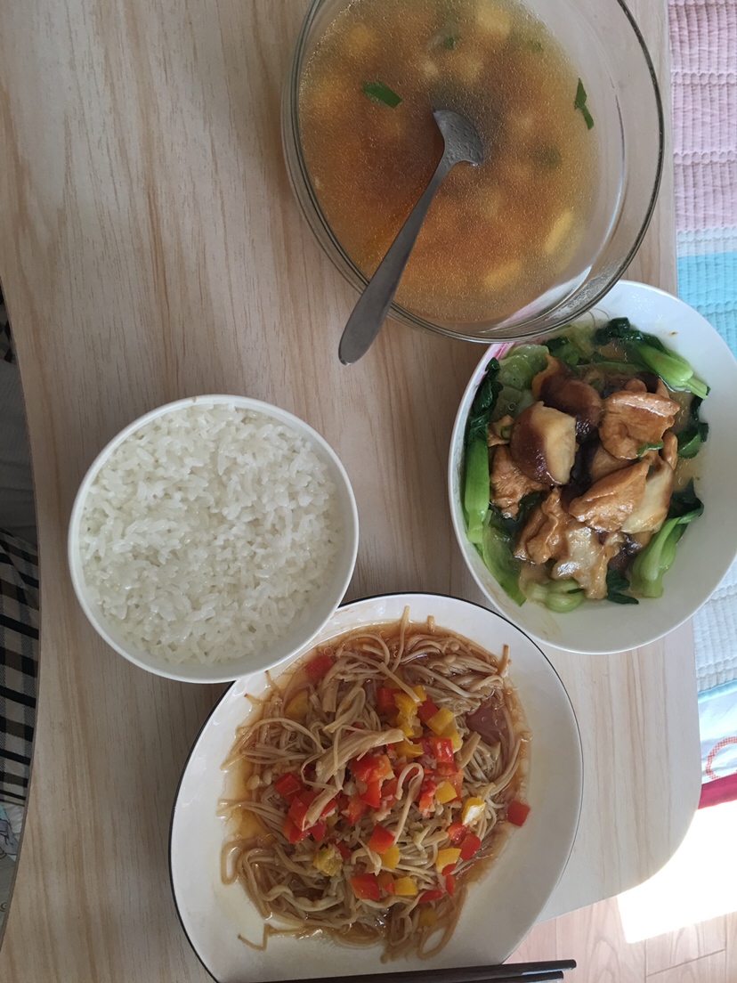 豆腐汤 香菇油菜炒肉 蒸金针菇（红黄青椒不辣那种）米饭（要水大一点，不要硬的）