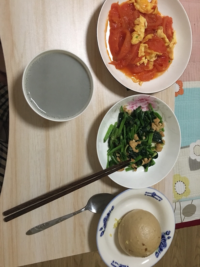 豆浆（黄豆黑豆 黑芝麻）波菜炒肉 西红柿炒鸡蛋 南瓜大枣馒头