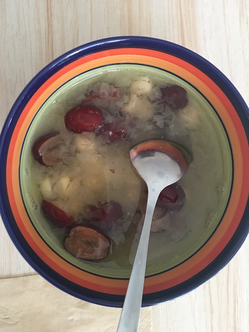辅食：银耳莲子红枣汤（以前没有吃银耳的习惯，真的好好吃啊）