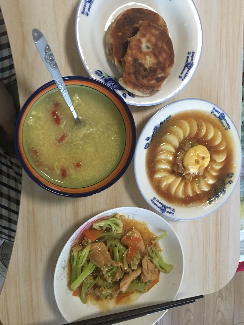 红糖麻酱烙饼 肉烧日本豆腐  小米枸杞粥 炒菜花