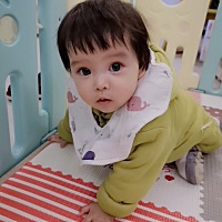 宝贝七个月啦，能自己坐起来啦，能爬啦，也能乖乖吃辅食了，不会拿到东西就一定玩往嘴里送了，会听我们...