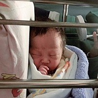 剖腹产第二天，没有下奶，伤口和乳头都很疼坚持让团团在吸。心疼宝宝没吃上奶，特殊时期只有老公一陪护...