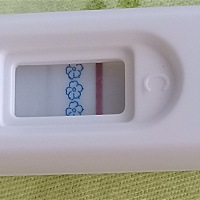 。搞不明白测试纸如果没怀孕是白色的还是什么？我这个有一点粉红色，不知道是不是怀孕。