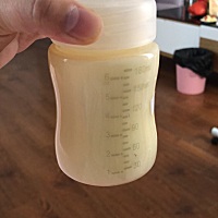 小恩恩不在身边，每天都🉐挤，承受涨奶的苦恼。两三个小时挤一次，还能挤出200ml，由于睡眠不足，出现...