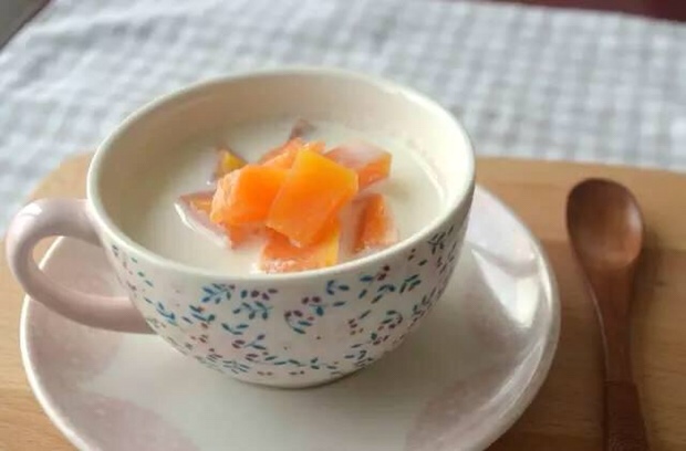 2、木瓜牛奶露
食材：木瓜半个，牛奶２００ｍｌ，冰糖适量
做法：
１）、木瓜去皮去籽切小块；
２）、把切好的木瓜放入蒸锅蒸１０分钟（可以加入你喜欢甜度的冰糖）；
３）、把牛奶倒入小奶锅加热，然后混入蒸好的木瓜，倒入你喜欢的容器，开喝吧！
功效：木瓜含有17种以上的氨基酸，尤其含有丰富的色氨酸和赖氨酸，和牛奶一起食用，营养加倍，奶水必定会多起来。