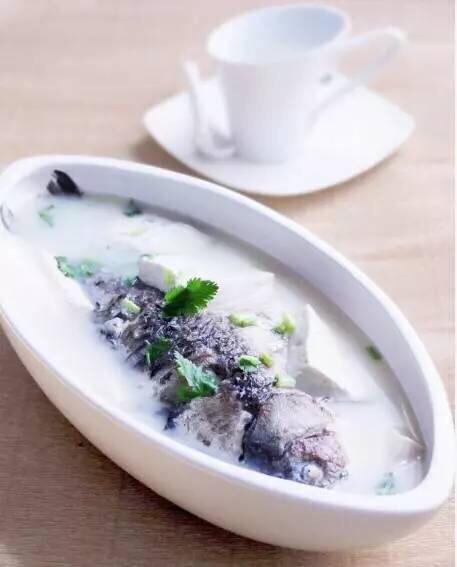 1、鲫鱼豆腐汤
食材：新鲜鲫鱼一条、豆腐100g（最好是北豆腐），葱段、姜片适量
做法：
１）、买的时候让店家把鲫鱼宰杀好，去掉鱼鳞和鱼肚里的黑膜，彻底洗净，控干水份；
２）、豆腐切小块，姜切片，葱切段；
３）、炒锅内放油（热锅凉油）入姜片，然后放入鲫鱼两面煎至金黄；
４）、锅中加入葱段和开水，煮沸，然后加调入切好的豆腐，开锅后转小火煮二十分钟，加入适量食盐和香油即成。
功效：鲫鱼味甘、性平，入脾、胃、大肠经；具有健脾、开胃、益气、利水、通乳、除湿之功效。