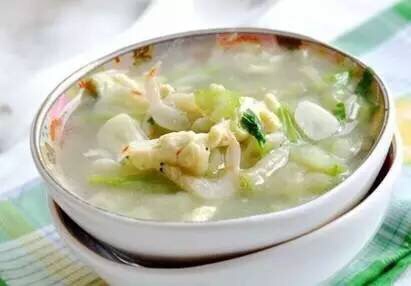 丝瓜虾皮蛋花汤
食材：丝瓜一根、虾皮一小把、鸡蛋一枚
做法：
１）、丝瓜去皮切小块；
２）、炒锅放油加入虾皮炒香后加丝瓜翻炒，然后加入适量水
３）、水开后加入打散的鸡蛋，加适量盐、香油调味即可
功效：很简单的一款汤，但是丝瓜的通乳作用不可小觑，虾皮是补钙佳品，二者相得益彰，对身体大有裨益。