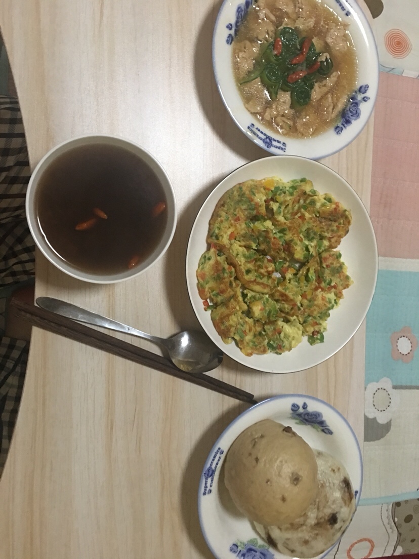 黄瓜蒸肉片 青椒鸡蛋 黑米枸杞粥 红糖麻酱蒸饼 大枣馒头
