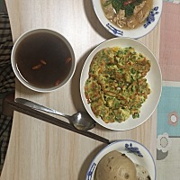 第十九天月子餐分享来啦 黄瓜蒸肉片 青椒鸡蛋 黑米枸杞粥 红糖麻酱蒸饼 大枣馒头 紫菜豆腐丸子汤 萝卜丝...