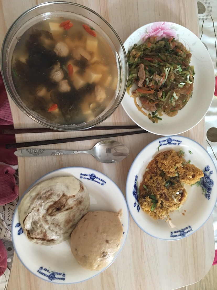紫菜豆腐丸子汤 萝卜丝炒粉条 小米蒸排骨 麻酱红糖饼 大枣馒头