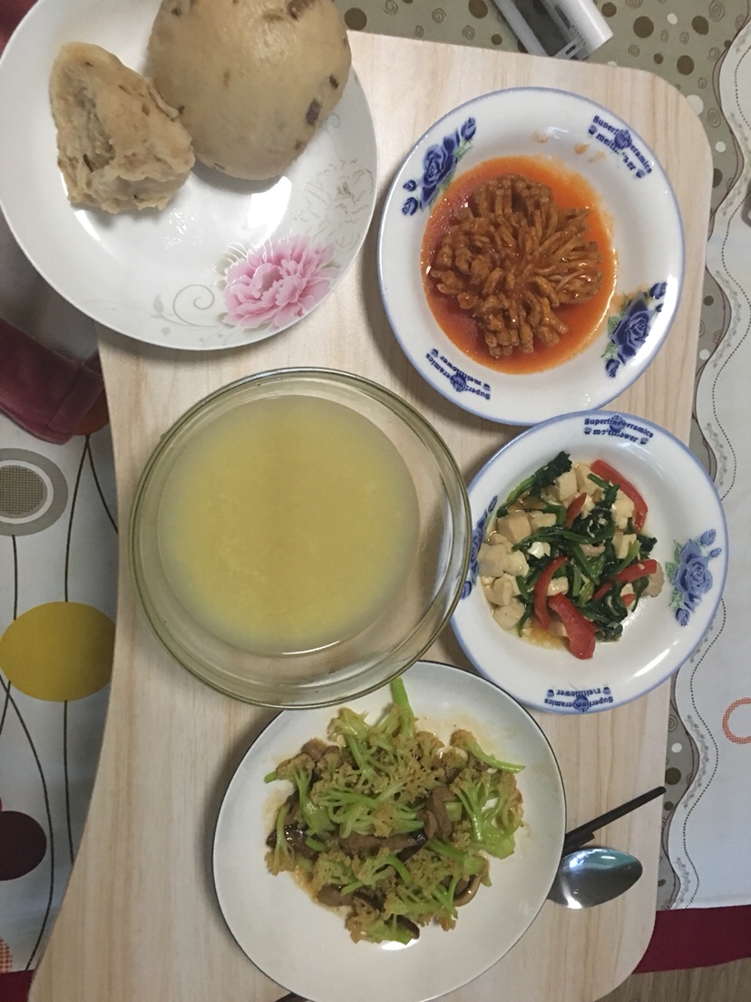 大枣馒头 小米粥 菊花杏鲍菇  波菜豆腐炒红椒 炒菜花
